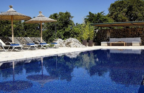 Limni Villa | Spacious Villa, Sea Views, Infinity Pool, Jacuzzi, Gym, Steam Room 10 mins walk to Kommeno Beach!