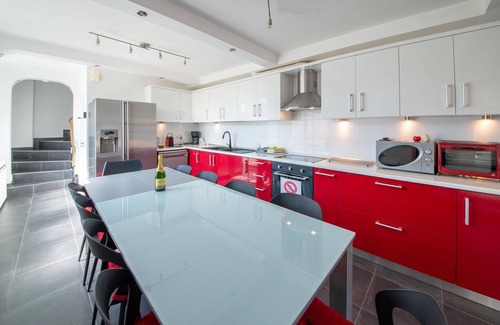 Elsenborn House | Spacious Villa with Tennis