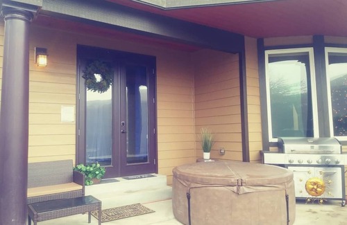 Gig Harbor Villa | Spacious Villa with Indoor Sauna, Outdoor Hot tub, Mountain & Water views!