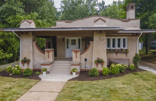Waupaca House | Spanish Charm 4bed/3bath Downtown Waupaca!