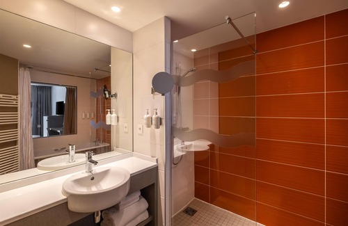 Le Bourg - Gare De Vaise Hotel | Spark by Hilton Lyon Park Saone