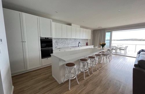 Bonnells Bay House | Sparkle by the Lake at this peaceful direct waterfront luxury home