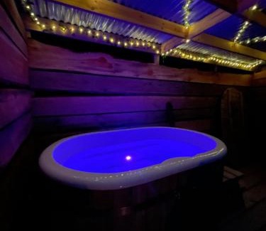 Barham Cabin | Sparrow Cabin Hot Tub