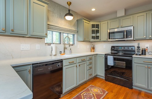 Cheshire House | Sparrow Cottage | Charming Arts & Crafts Cottage with Grill, Fire Pit & Mountaintop Views!
