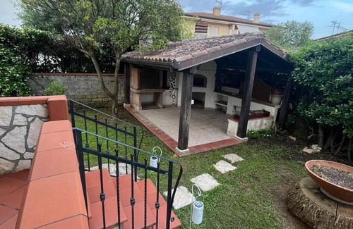 Sabaudia Villa | Spaziosa casa vicino al centro con giardino, forno a pizza, parcheggio privato