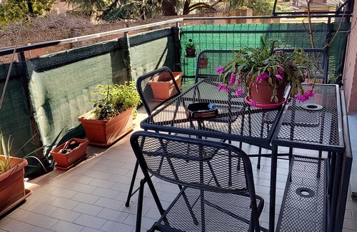 Roreto Apartment | Spazioso Bilocale con Ampio Terrazzo, in Zona Tranquilla Vicino al Centro