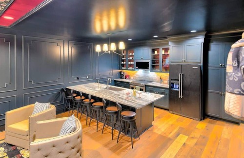 Katie Hill Neighborhood House | Speakeasy 4 bedroom home - Hot Tub - Game Room!