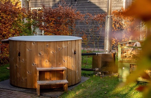 Notter Cabin | Special overnight stay in a Twente Hooiberg with private sauna and hot tub.