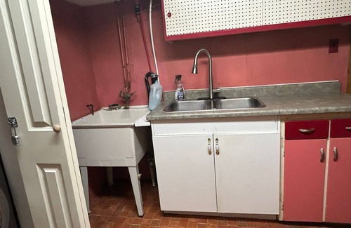 East Kildonan House | Specious cozy basement suite