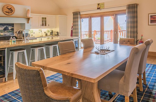 Lochinver Cabin | Spectacular 3-bedroom lodge with hot tub, sauna and stunning views in Lochinver