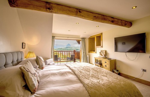 Lochinver Cabin | Spectacular 3-bedroom lodge with hot tub, sauna and stunning views in Lochinver