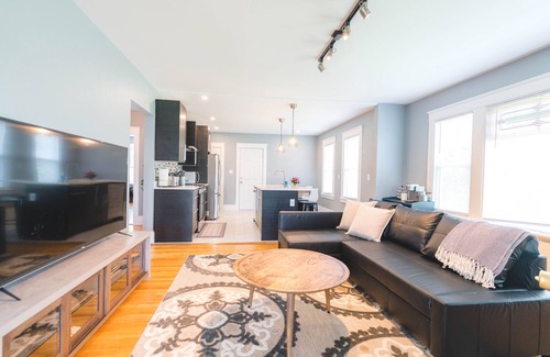 Oakdale Apartment | Spectacular 3rd Floor Apt Near Downtown Portland