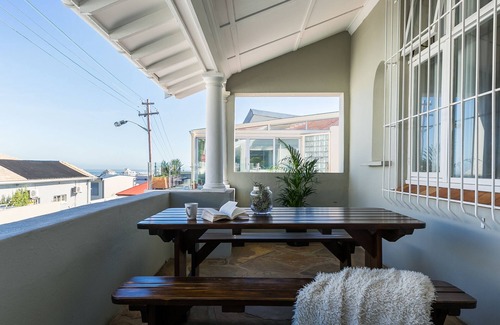 Three Anchor Bay House | Spectacular 5 bedroom family villa -3 min from the beach, secure, with Netflix