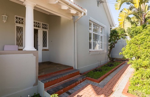Three Anchor Bay House | Spectacular 5 bedroom family villa -3 min from the beach, secure, with Netflix