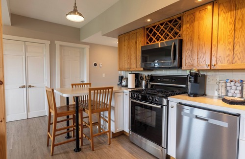 Spring Mills Apartment | Spectacular Buckleberry View Hot Tub Fireplace Jacuzzi