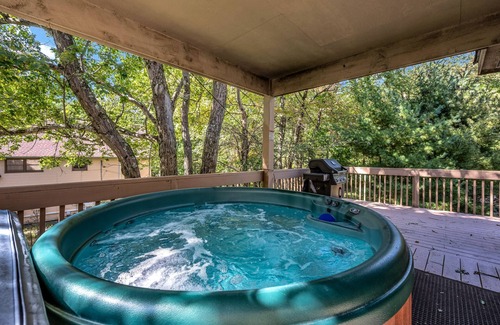 Lake Harmony Estates House | Spectacular Chalet, Hot Tub ,Pool Table, Foosball Table, Fire Pit, Near Slopes