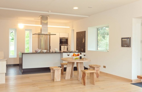 Ea Cottage | Spectacular designer house, with heated pool, 8 minutes from the beach.