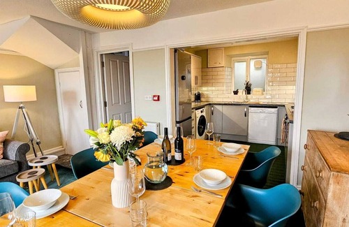 Borth-y-Gest House | Spectacular Harbour and Mountain Views, Porthmadog, Snowdonia, Sleeps 9