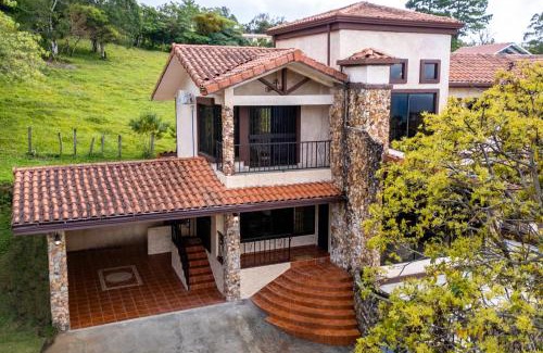 Jaramillo Villa | Spectacular House in Boquete w/King Beds & Hot Tub