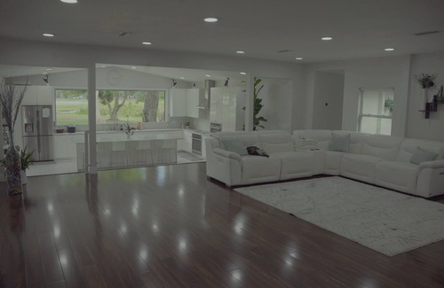Lutz House | Spectacular Lake Front House
