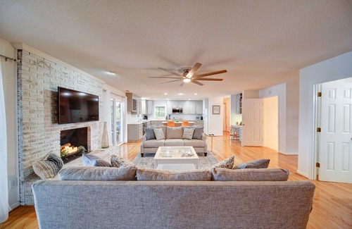 Bowling Green House | Spectacular Lake Oasis + Private Beach + Firepit
