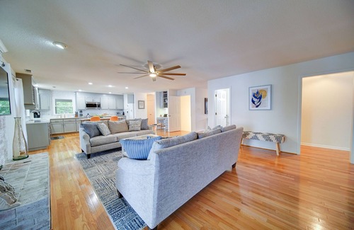 Bowling Green House | Spectacular Lake Oasis + Private Beach + Firepit