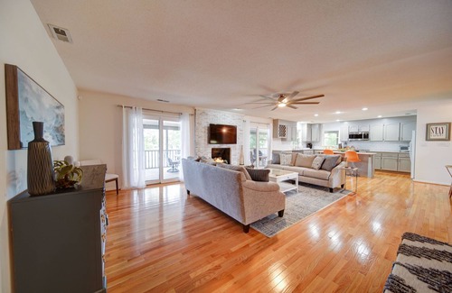 Bowling Green House | Spectacular Lake Oasis + Private Beach + Firepit