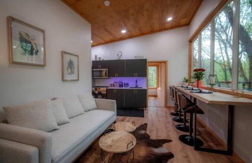 Cotton Gin House | Spectacular Luxurious Tree House with Jacuzzi and Fire Pit in Texas