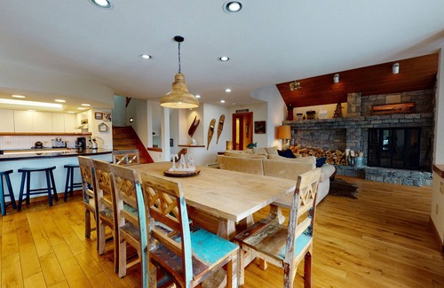 Pittsfield House | Spectacular Mountain Views, 6 Bedroom, 4 Bath with Fireplace, Hot Tub & Elevator