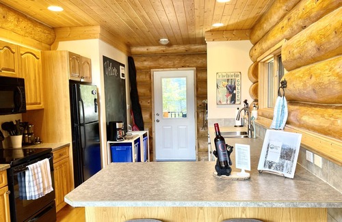 Golden Ski Chalet | Spectacular mountain views in beautiful log chalet