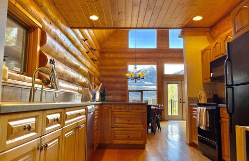 Golden Ski Chalet | Spectacular mountain views in beautiful log chalet