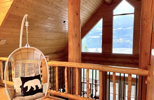 Golden Ski Chalet | Spectacular mountain views in beautiful log chalet