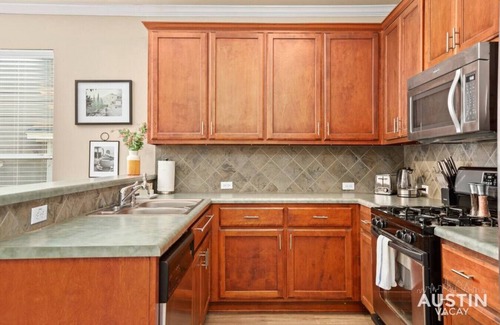 Westfield House | Spectacular Neighborhood! Spacious House and Yard