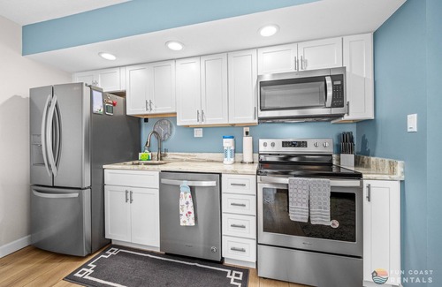 New Smyrna Beach Apartment | Spectacular Ocean View STEPS from the Beach and Pool! 4th Floor Studio!