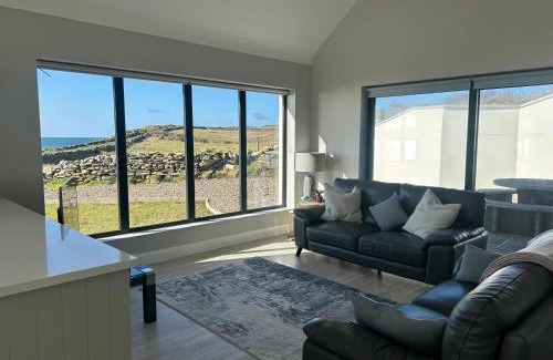 Liscannor House | Spectacular ocean views & minutes to Cliffs- Clahane Shore Lodge