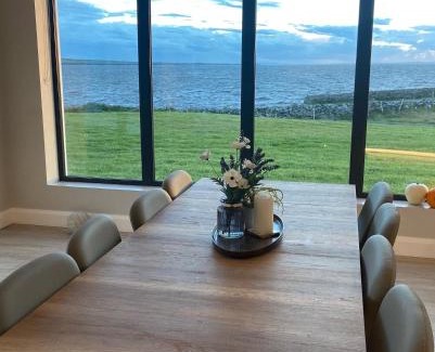 Liscannor House | Spectacular ocean views & minutes to Cliffs- Clahane Shore Lodge