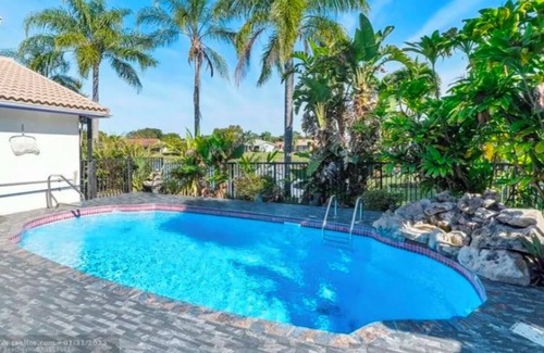 Margate House | Spectacular stylish 4-bedroom home with pool, large screened patio, lake view.