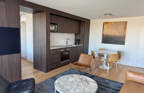 North Sydney Apartment | Spectacular Sydney Harbour Views - Modern 1 bedroom apt with private balcony.