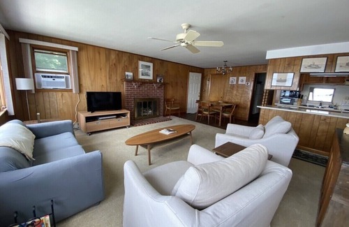Portsmouth House | Spectacular views at a charming waterfront cottage!