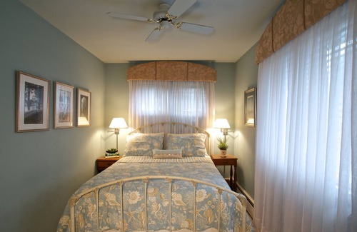 Olcott Cottage | Spectacular Views! Near Niagara Falls NY! 5 Star! Breathtaking Sunsets!