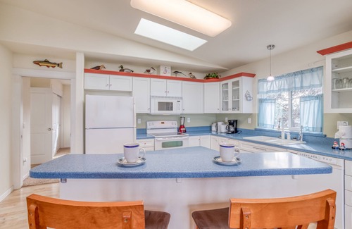 Bayshore House | Spectacular Views of Waldport Beach from This Artful Single-Level