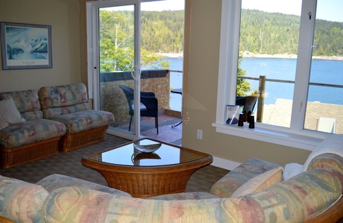 Halfmoon Bay House | Spectacular Waterfront Coach House