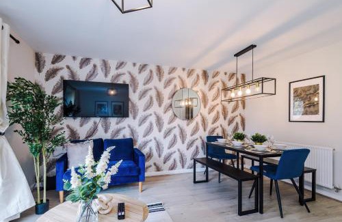 Speke House | Speke - Walk 2 JLR Halewood Airport - 5 Beds, Driveway fits 2 - 3 Bedrooms 3 WC-Speke Boulevard-South Liverpool-Sleeps 9 - Fully Equipped- Docks- Waterfront Bank Arena Liverpool by Arz Stays