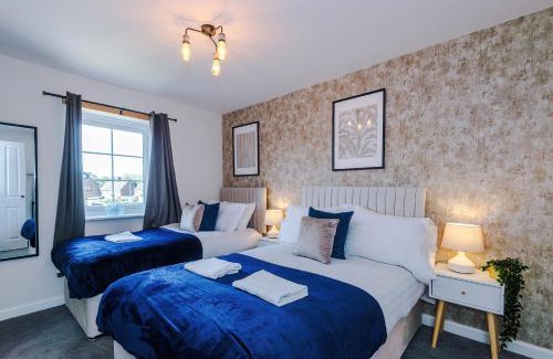 Speke House | Speke - Walk 2 JLR Halewood Airport - 5 Beds, Driveway fits 2 - 3 Bedrooms 3 WC-Speke Boulevard-South Liverpool-Sleeps 9 - Fully Equipped- Docks- Waterfront Bank Arena Liverpool by Arz Stays