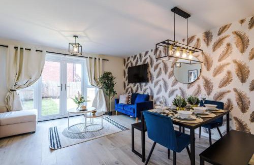Speke House | Speke - Walk 2 JLR Halewood Airport - 5 Beds, Driveway fits 2 - 3 Bedrooms 3 WC-Speke Boulevard-South Liverpool-Sleeps 9 - Fully Equipped- Docks- Waterfront Bank Arena Liverpool by Arz Stays