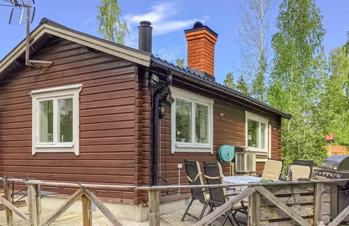 Gavle House | Spend a relaxing vacation in this charming and cozy vacation home on a lake.