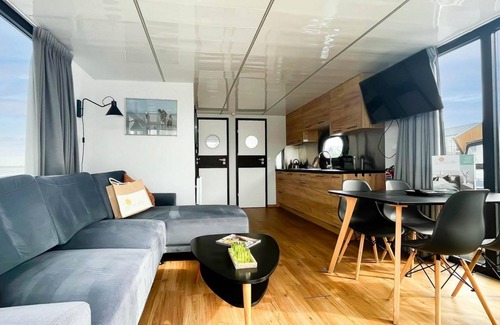 Municipality of Uitgeest House | Spend the night on a houseboat with a view of the Uitgeester lake.