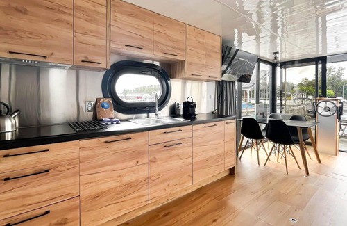Municipality of Uitgeest House | Spend the night on a houseboat with a view of the Uitgeester lake.