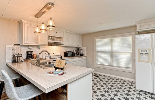 Pedernales Bend House | Spicewood, Lake Travis, Pedernales, Hot Tub, Fire Pit, Porch Swing