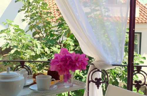 Alfama Apartment | Spirit of Art - ideal for families with balcony and garden view